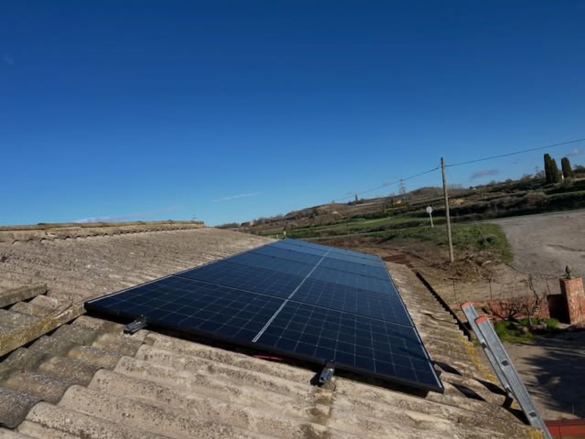Plaques solars instal·lades en una coberta