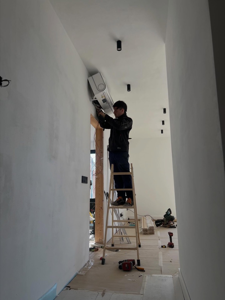 Instal·lació d'un split en un habitatge